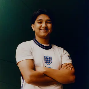 Boy with England jersey Sirazul